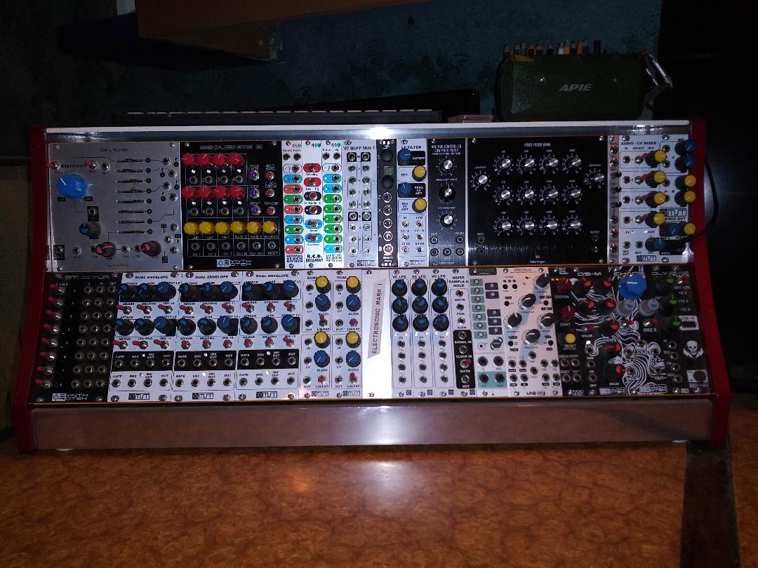 Electronic music synthesizer